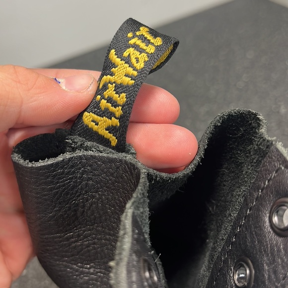 Size 8 cute Dr. Martens color black - Picture 4 of 5